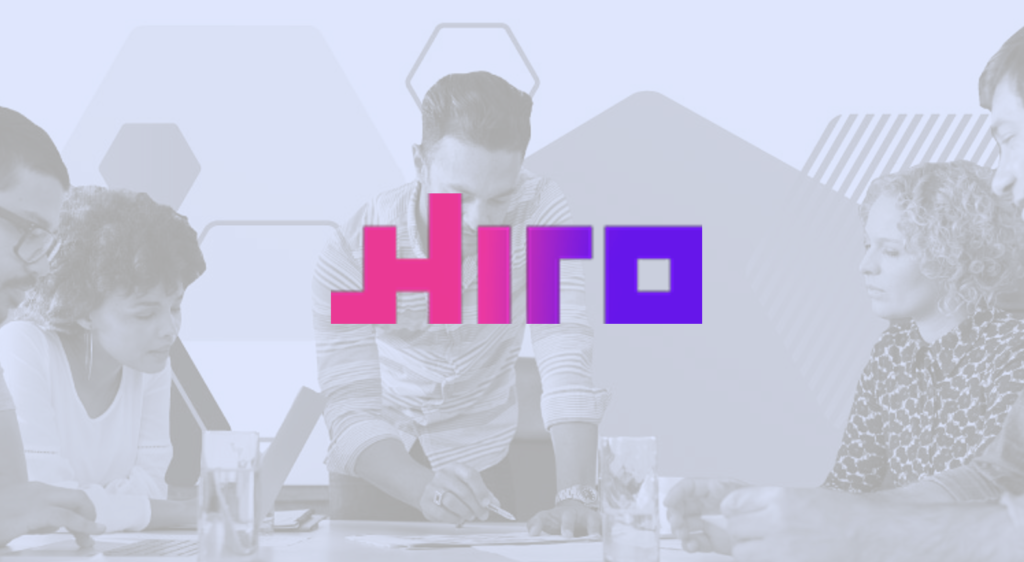 Imagem com logo da agência Hiro sobreposta à imagem de profissionais de agência de publicidade trabalhando em relatórios de maneira descontraída